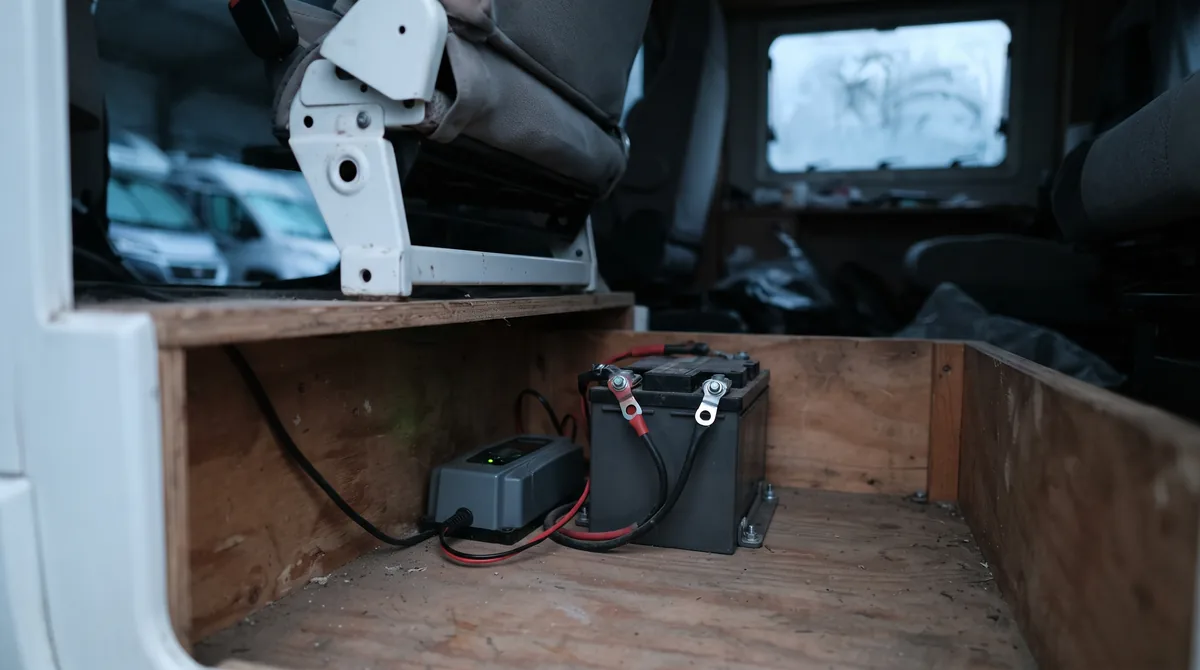 Ladegerät an der Wohnmobilbatterie im Winterlager